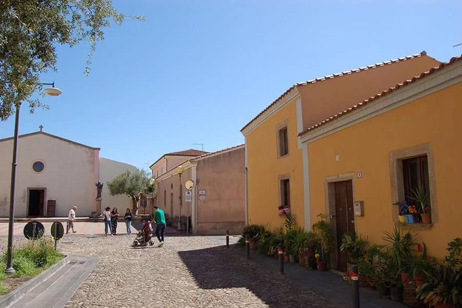 Casa Vacanza Da Chicco E Dani Nurachi Bagian luar foto